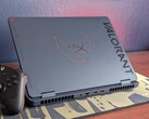 A HyperX Omen 16 Valorant Edition remekül néz ki, de a sötét felületek hihetetlenül vonzzák az ujjlenyomatokat.
