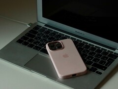 Egy iPhone fekszik egy nyitott MacBook Air billentyűzetén