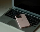 Egy iPhone fekszik egy nyitott MacBook Air billentyűzetén