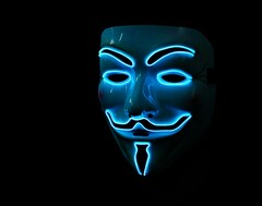 Egy &quot;Anonymous&quot; maszk, amelyet nemzetközileg a hackerek szimbólumaként fogadtak el (Kép forrása: Robert Stump, via Unsplash)