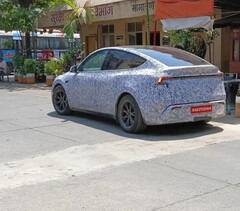 Egy álcázott Tesla Model Y-t láttak Indiában a bevezetés előtt (Kép forrása: shameelck on Reddit)