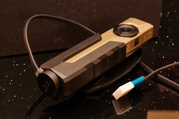 ... valamint a pisztolytáskán. (Kép forrása: Andreas Sebayang/Notebookcheck.com)