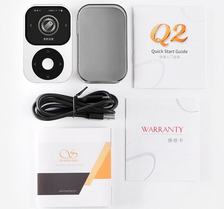 A Shanling Q2 DAP készülékhez tok, USB-kábel és használati útmutató tartozik.