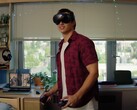 A képen a Steam Frame VR-headset és a vezérlők láthatók