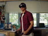 A képen a Steam Frame VR-headset és a vezérlők láthatók
