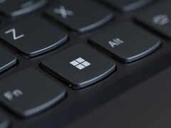 Közelkép egy billentyűzetről, amelyen a Windows-gomb van fókuszban