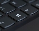 Közelkép egy billentyűzetről, amelyen a Windows-gomb van fókuszban