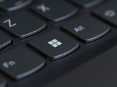 Közelkép egy billentyűzetről, amelyen a Windows-gomb van fókuszban