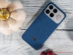 A Denim Blue változat 0,4 mm-rel vastagabb és 2 g-mal nehezebb, 220 g, mint a fekete színű Poco F8 Ultra. (Kép forrása: Notebookcheck)