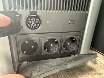 ...három AC aljzat és a kiegészítő akkumulátor csatlakozója