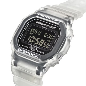 A Casio G-Shock DW-5600TNT-7 modell szögből készített közeli felvétele, áttetsző tokjával és fordított digitális kijelzőjével.