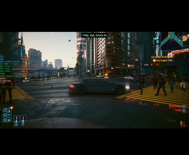 Cyberpunk 2077 játékmenet 1440p High beállítások mellett FSR 4-gyel az RX 9600 XT-n, a képernyőn megjelenő teljesítménymutatókkal. (Kép forrása: RandomGaminginHD a YouTube-on)