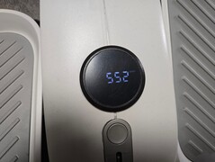 A kijelző elemmel működik, és a mérőszámok automatikusan váltakoznak