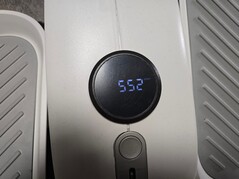 A kijelző elemmel működik, és a mérőszámok automatikusan váltakoznak