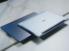 A Dell XPS 13 ára diákok számára 599,99 dollártól kezdődik. A képen: a laptop két színváltozata.