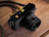 A Leica Q3 Monochrom valószínűleg nem fogja viselni a piros Leica logót (Kép forrása: Leica, szerk.)