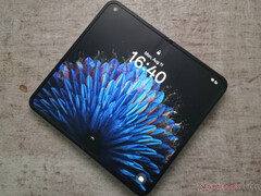 Az Oppo Find N2 körülbelül olyan magas, mint egy iPhone 13 mini, de kinyitva sokkal keskenyebb, mint egy iPad mini. (Kép forrása: Notebookcheck)