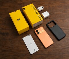 A Poco M8 Power csomag tartalma.