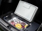 Az Y TesFridge modell a csomagtartó bélés alá illeszkedik, és a 12V-os aljzatról táplálható. (Kép forrása: AcoPower)