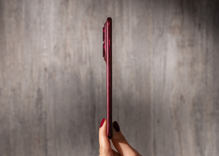 Az Edge 70 Pro vastagsága kevesebb mint 7,4 mm.