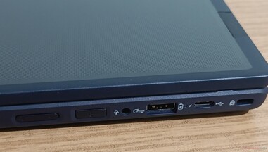 Jobb oldali csatlakozók: hangerőszabályzó, bekapcsológomb, audiocsatlakozó, USB-A 5 Gbps, USB-C 2.0, Kensington-zár