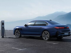 Egy elektromos BMW egy töltőállomáson