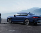 Egy elektromos BMW egy töltőállomáson