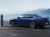 Egy elektromos BMW egy töltőállomáson