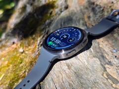 A Garmin és a Samsung okosórák (Galaxy Watch 8 a képen) érintettek a vizsgálatban (Kép forrása: Benedikt Winkel, Notebookcheck)