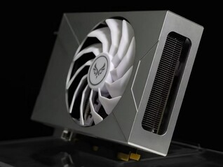 GeForce Az RTX 4070 Sakura Snow X teljesen alumíniumból megmunkált burkolattal rendelkezik (Kép forrása: Zephyr)
