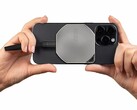Az új Datamag 40 Gbps SSD beépített mágnesekkel rendelkezik, amelyek lehetővé teszik, hogy a MagSafe-kompatibilis iPhone-okhoz pattintsa a menet közbeni rögzítéshez. (Kép forrása: MSI)