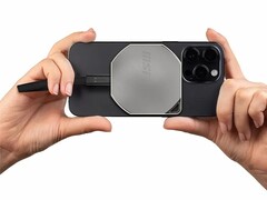 Az új Datamag 40 Gbps SSD beépített mágnesekkel rendelkezik, amelyek lehetővé teszik, hogy a MagSafe-kompatibilis iPhone-okhoz pattintsa a menet közbeni rögzítéshez. (Kép forrása: MSI)