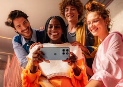 A Moto G66j színes hátlapja bőrszerű textúrával rendelkezik (Kép forrása: Motorola)