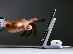 A Nomad Stand One Gen 4 vezeték nélkül tölti fel a Android okostelefonokat akár 25 wattal (Kép forrása: Nomad)