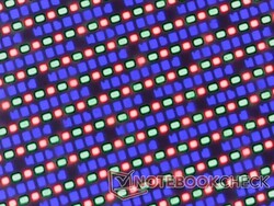 A fényes OLED szubpixel tömb éles, de közelről kissé szemcsés
