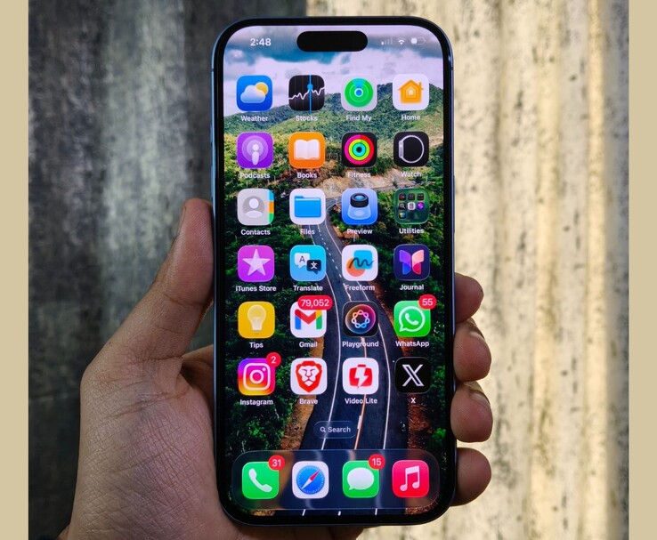 az iOS 26.2 rendszert futtató iPhone kezdőképernyője, amely alkalmazásikonokat és frissített kezelőfelületi elemeket mutat (Kép forrása: Yetnesh Dubey)