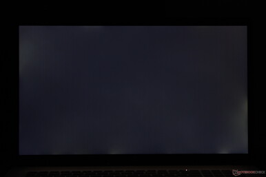 Mérsékelten egyenetlen háttérvilágítás a széleken és a sarkokban