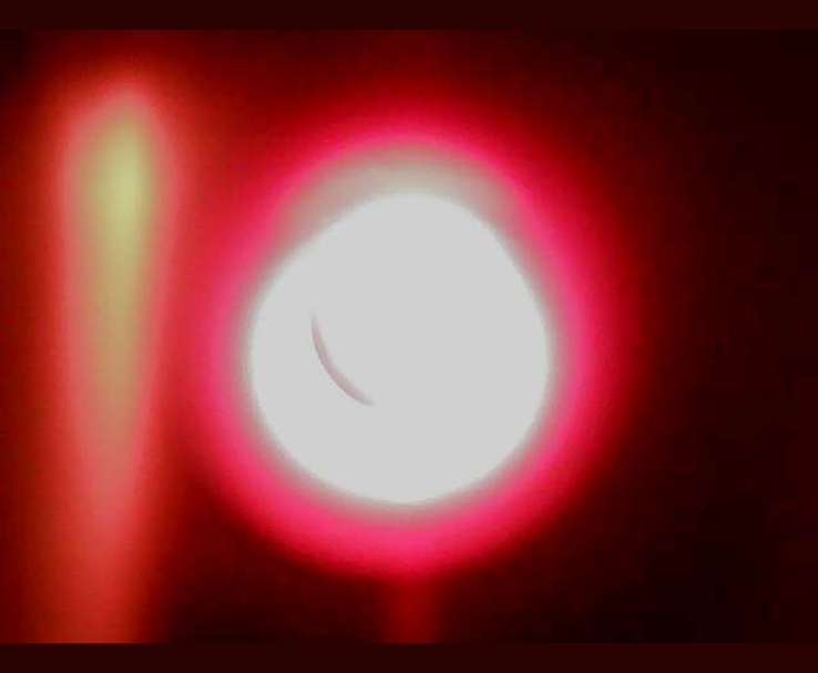 Fényes plazmaizzás a Space Forge miniatűr gyártó kemencéjében a ForgeStar-1 műhold fedélzetén, alacsony Föld körüli pályán végzett tesztelés közben. (Forrás: Space Forge)