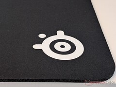 Közelkép a logóról és az egérpad textúrájáról.