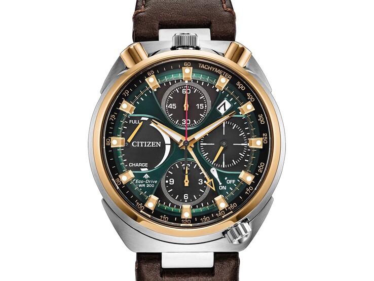 Citizen Promaster Tsuno Chrono Racer AV0104-06W két színű rozsdamentes acél tokban, smaragdzöld számlappal, fekete kronográf segédszámlapokkal és barna bőr szíjjal.
