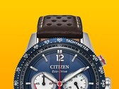 A Citizen Racing Chronograph CA4716-09L közelképe, amelyen látható a kék tachyméter keret, a mélykék számlap ezüstszínű mutatókkal és jelölésekkel, a három kis számlap, a piros központi másodpercmutató, valamint a barna, perforált bőr szíj sárga háttér előtt.