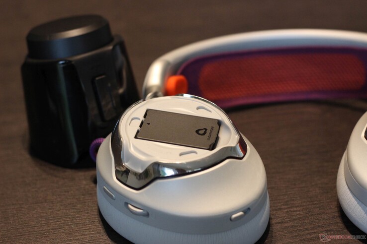 Az akkumulátor könnyen eltávolítható, a bázisállomás a bal oldali