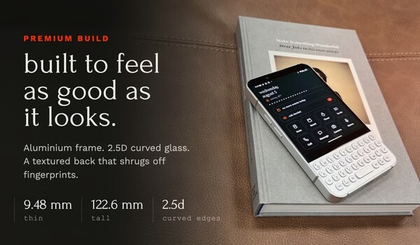 A Minimal Phone 2 kisebb, mint elődje, de jobb műszaki jellemzőkkel rendelkezik.