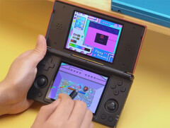 Az Anbernic RG DS-en fut a Kirby: Canvas Curse. (Kép forrása: Anbernic - szerkesztve)