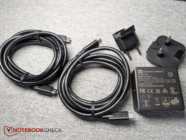 A doboz tartalma: 2× USB-C-C kábel és 1 hálózati adapter (EU + UK adapter)