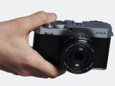 Fujifilm X-E4 kompakt cserélhető objektíves fényképezőgép a kezében