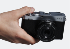 Fujifilm X-E4 kompakt cserélhető objektíves fényképezőgép a kezében