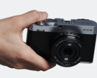 Fujifilm X-E4 kompakt cserélhető objektíves fényképezőgép a kezében