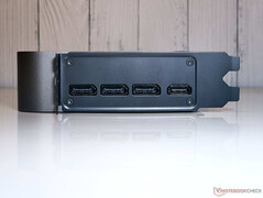 Kikötők: kimenet, 1x HDMI 2.1b-kimenet