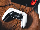 Egy PS5-kontroller képe egy Nintendo Switch mellett